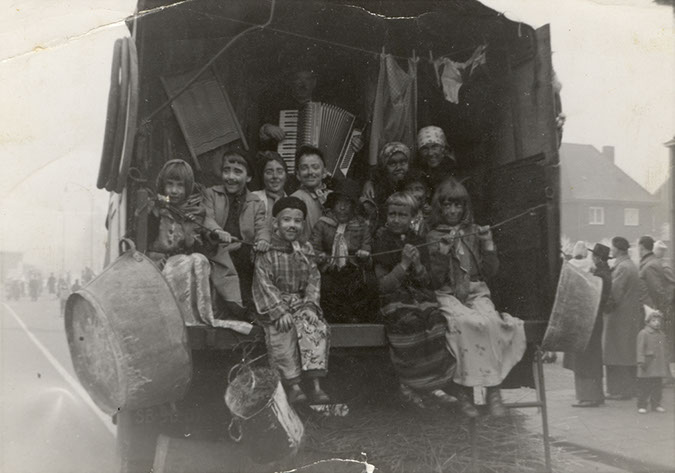 02%20042%2023%20Carnaval%20-%20wagen%20van%20de%20buurt%20-%20zigeunerkinderen