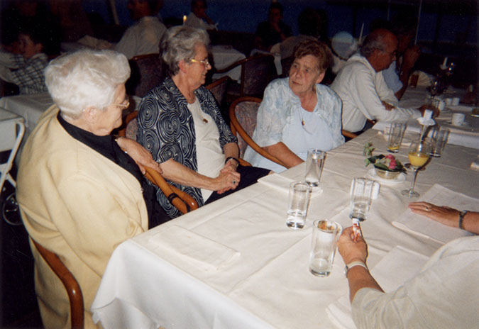 06%20093%2006%20An%20Miep%20Dien%20Wim%20-%20Feest%20op%20boot%20Veerman