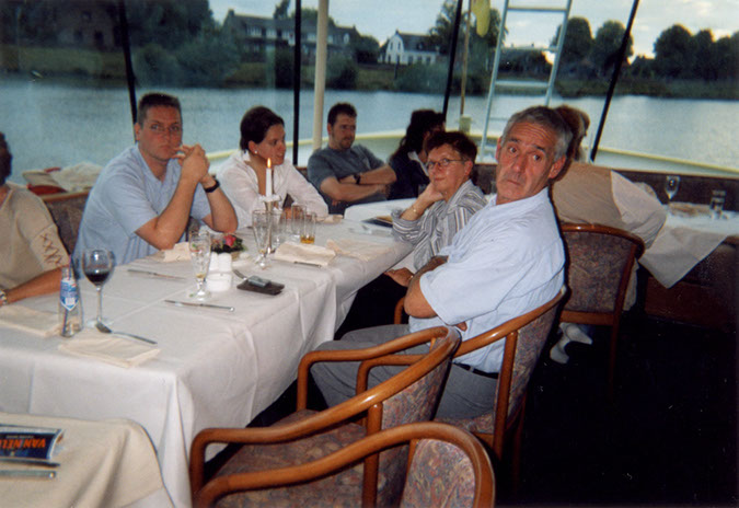 06%20131%2006%20Familiefoto%20tijdens%20feest%20op%20boot%20veerman